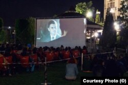 Proiecție în aer liber a filmului „De ce eu”, film scris și regizat de Tudor Giurgiu pornind de la un caz real din România anilor 2000