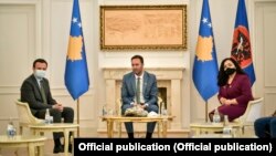 Kryeministri i Kosovës, Albin Kurti, kryeparlamentari Glauk Konjufca dhe presidentja Vjosa Osmani. Fotografi nga arkivi.
