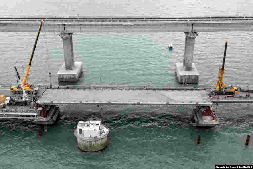 O nouă secțiune a podului Crimeei a fost instalată la locul ei pe 8 noiembrie. Acum o lună, explozia a ceea ce se crede că a fost un camion capcană, a cauzat distrugeri serioase la secțiunile feroviară și rutieră ale podului.&nbsp;