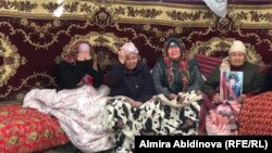 Айжигитти жоктогон жакындары.