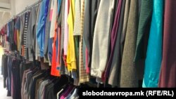 Një dyqan me rroba të përdorura në Shkup të Maqedonisë së Veriut. 