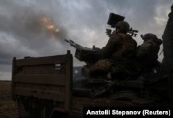 Українські військові ведуть вогонь по позиціях російських загарбників. Донеччина. Україна. 20 жовтня 2025 року