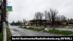 Загарбники продовжують вести постійні обстріли на Мар’їнському, Очеретинському й Авдіївському напрямках (на фото – Мар’їнка, 14 квітня 2022 року)