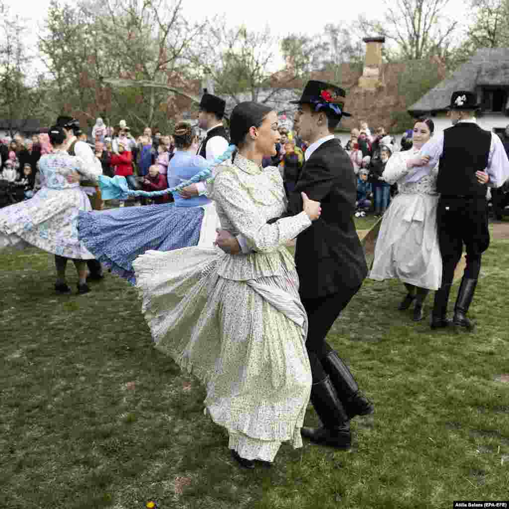 Танцовиот ансамбл Нирсег изведува традиционален танц на Велигден во селскиот музеј Состо во Нирегихаза, Унгарија, на 18 април.