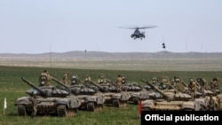 Казакстандын аскердик машыгуусу. Иллюстрациялык сүрөт.