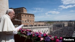 Papa Françesku gjatë mesazhit të tij të Pashkëve më 17 prill 2022.