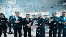 Канюбек Туманбаев (вторият отляво), бившият главен мюфтия Максатбек Токтомушев (третият отдясно) и депутатът Равшан Сабиров (вторият отдясно) при откриването на веригата Black Star Burger през март 2019 г.