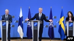 Jens Stoltenberg NATO-főtitkár, illetve Pekka Haavisto finn és Ann Linde svéd külügyminiszter sajtótájékoztatója Brüsszelben 2022. január 24-én