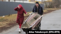 Місцеві в Бородянці, звільненій українськими військами на початку квітня, 3 березня 2022 року