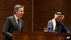 Ентоні Блінкен і Шейх Мохаммед бін Абдулрахман Аль-Тані під час зустрічі в Досі, Катар, 6 лютого 2024 року