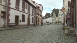 Колись заповнені туристами вулиці Крумлова нині досі напівпорожні