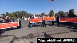 Президент жолугушуу өткөрүп жаткан маалда, ондогон адам сыртта нааразылык билдирип чогулду. Өзгөн, 4-октябрь, 2022-жыл.