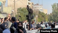 Demonstranti se okupljaju u Teheranu 2. oktobra. Iran je doživio rijedak izliv neprekidnog bijesa javnosti, koji su uglavnom pokretale žene.