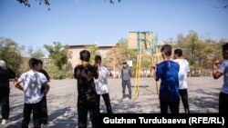 Балдарга сабак өтүп жаткан эркек мугалим. Иллюстрациялык сүрөт.