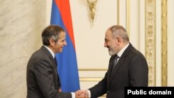 Премьер-министр Армении Никол Пашинян (справа) принимает гендиректора МАГАТЭ Рафаэля Мариано Гросси, Ереван, 4 октября 2022 г.