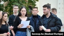 Kecskeméti diákok a petíciójukat ismertetik társaik előtt 2022. október 14-én