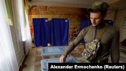 În urmă cu un an, în septembrie, Rusia a organizat referendumuri ilegale în patru regiuni ucrainene. A pretins apoi că le-a anexat. Imagine cu un membru al forțelor de securitate din autoproclamata republică Donețk, la referendumul pentru alipirea la Rusia.