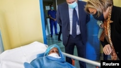 Архивска фотографија, Мигрантка лежи во болница откако нејзиниот чамец потона, во близина на грчкиот остров Лезбос, Грција.