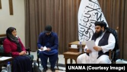 Роза Отунбаева талибдердин өкмөт башчысынын орун басары Молви Абду Кабир менен жолугушууда. Кабул, 16-октябрь, 2022-жыл
