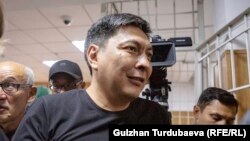 Болот Темиров сот отурумдарынын биринде.