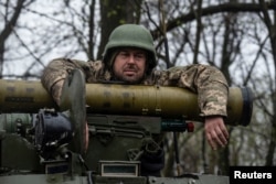 Un soldat ucrainean, surprins pe frontul de est al războiului din Ucraina, 19 aprilie 2022