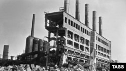 O imagine a combinatului, fotografiată în 1943, după ce a fost distrusă de forțele naziste în timpul retragerii din Mariupol.