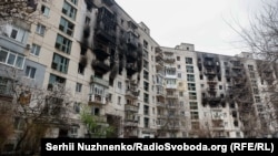 Tüzérségi támadást szenvedett lakóház Szeverodonyeckben 2022. április 16-án