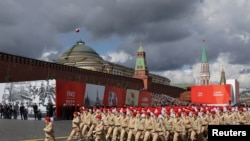 Ifjúsereg-aktivisták felvonulása a moszkvai Vörös téren 2022. május 9-én