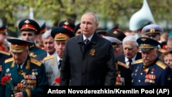 Vlagyimir Putyin részt vesz az ismeretlen katona sírjának megkoszorúzásán Moszkvában 2022. május 9-én
