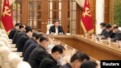 Лідер Північної Кореї Кім Чен Ин провів засідання політбюро, закликавши заблокувати всі можливості поширення вірусу та посилити прикордонний контроль