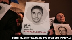 Портрет Павла Гриба на акції на підтримку полонених моряків та інших українських політв’язнів, яких утримує Росія. Київ, Майдан незалежності, 17 грудня 2018 року