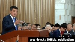 Сооронбай Жээнбеков парламентте сүйлөп жатат. 