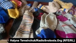 Peste 20 de mii de perechi de șosete de lână sunt trimise Ucrainei printr-un proiect finlandez. Există însă și alte feluri de încurajări: armament de miliarde din SUA, Suedia, Germania sau Polonia. Iar astăzi începe la Praga, summitul Comunității Politice Europene. Inclusiv UK. 