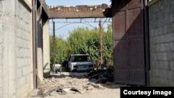 Баткенде чек ара чырында талкаланган мүлк.