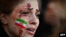 Një protestuese në Paris, në mbështetje të protestave në Iran. 