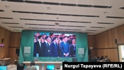 Журналистер биліктегі AMANAT партиясы форумын бөлек бөлмеден бақылап отыр. Астана, 6 қазан, 2022 жыл. Азаттық архивіндегі фото