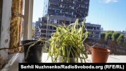 Zgrada u Kijevu oštećena u ruskim raketnim napadima 10. oktobra u kojima je ubijeno najmanje 19 ljudi.