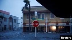 Ураган «Ієн» затоплює вулиці міста Форт-Майерс, штат Флорида. США, 28 вересня 2022 року