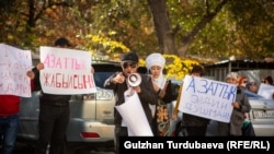 Эркин медиаларды жабуу талабы менен "Азаттыктын" кеңсесинин алдына чыккан митингде Бажы кызматынын мурдагы төрагасынын орун басары, коррупцияга айыпталып, күнөөсүн моюнга алып камалып чыккан Райымбек Матраимовдун жактоочусу Илимбек Исраилов модераторлук кылды. 13-октябрь, 2022-жыл. Бишкек.