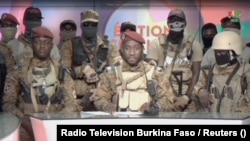 Kiswensida Farouk Aziz Sorgho na televiziji objavljuje vijest da je vojni kapetan Ibrahim Traore svrgnuo vojnog vođu Burkine Faso Paul-Henrija Damibu, te raspustio vladu i ustav, u Uagaduguu, Burkina Faso, 30. septembar 2022.