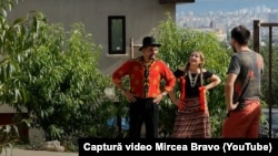 Clipul „Vecinul își vinde casa”, cu Mircea Bravo și actorul Bogdan Bob Rădulescu în rolul lui Haurențiu în prim-plan are aproape 30 de milioane de vizualizări pe Facebook și Youtube.