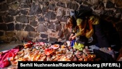 „Opriți teroarea”, protest în fața ambasadei iraniene de la Kiev la care i s-a cerut Iranului să nu mai vândă Rusiei drone kamikaze Shahed-136, 17 octombrie 2022.