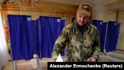 Донецкидеги жасалма референдумда добуш берип аткан жаран. 27-сентябрь, 2022-жыл.