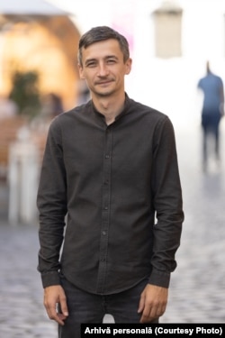 Fost cameraman TV, absolvent de Teatru și Televiziune, Cristi Ilișuan este personajul principal din spatele clipurilor lui Mircea Bravo. Provin din același oraș și au început povestea de succes a vlogurilor împreună, acum opt ani.