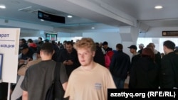 Росіяни рятуються від мобілізації в Центрі обслуговування населення в Уральську (Казахстан)