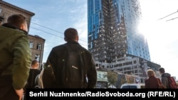 Kijev ellenáll: eltakarítják az orosz támadás romjait