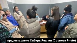 Повідомляється, що у затриманих беруть персональні дані та відбитки пальців