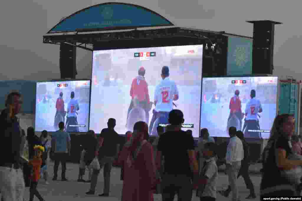 Күйөрмандар Изник көлүнүн жээгине коюлган чоң экрандан көк бөрү оюнун көрүп жатышат.&nbsp;