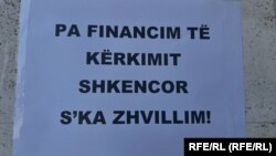 Një nga pankartat e protestuesve në Tiranë.