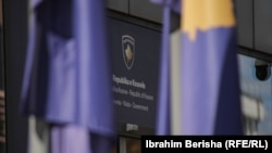 Flamuj të Kosovës të vendosur pranë ndërtesës së Qeverisë së Kosovës. Fotografi ilustruese nga arkivi. 